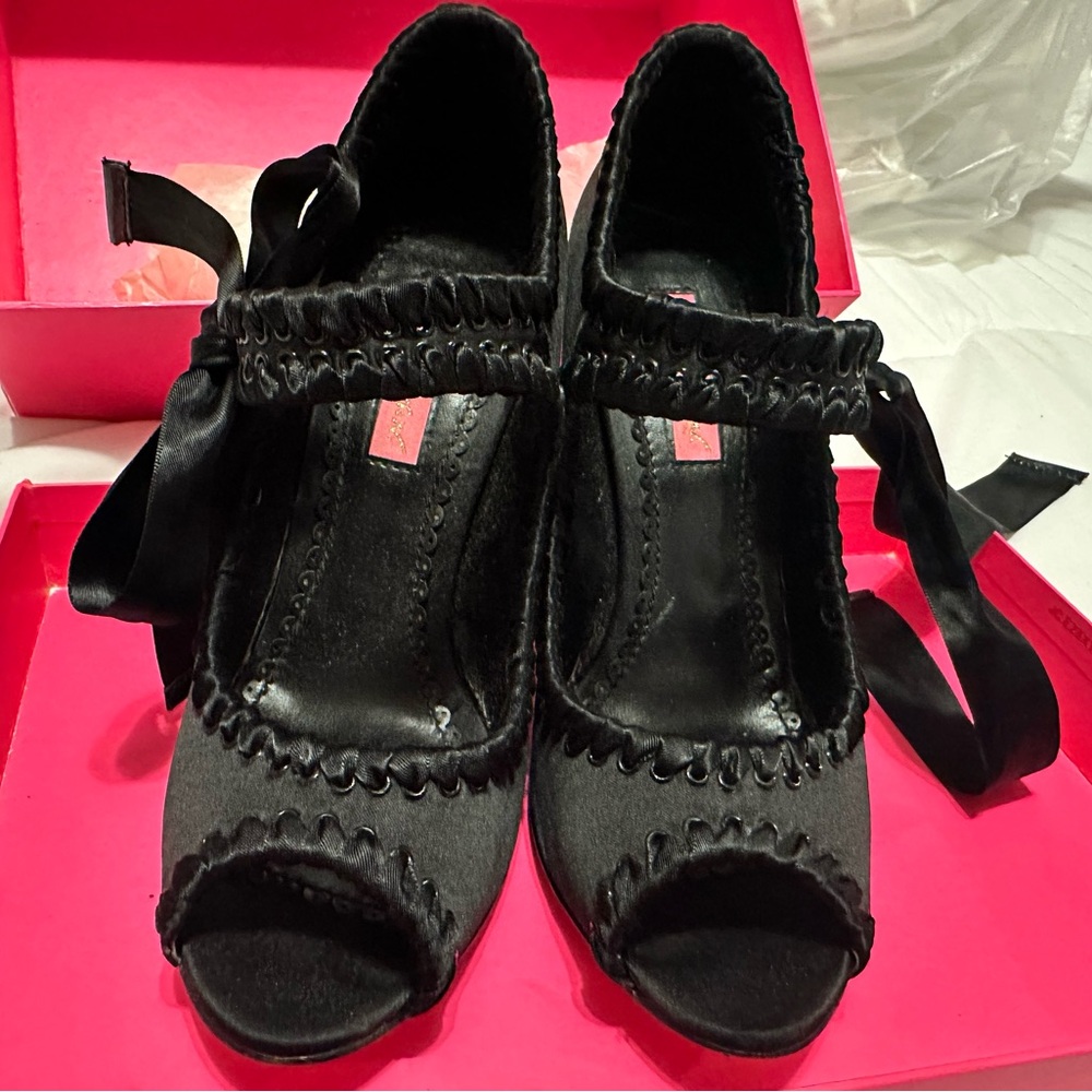 Held for jm336 - Elegant Betsy Johnson Black Satin Women's Heels - sz 7.5 - Picture 3 of 15